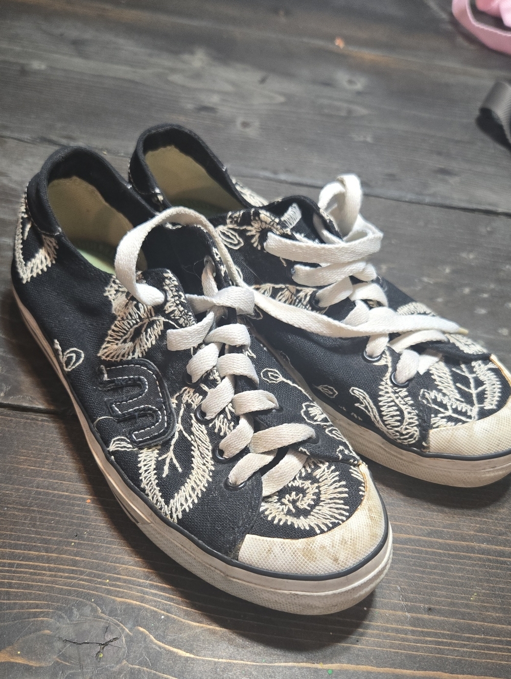 Rare Etnies Black Sneakers with White Floral Embroidery
